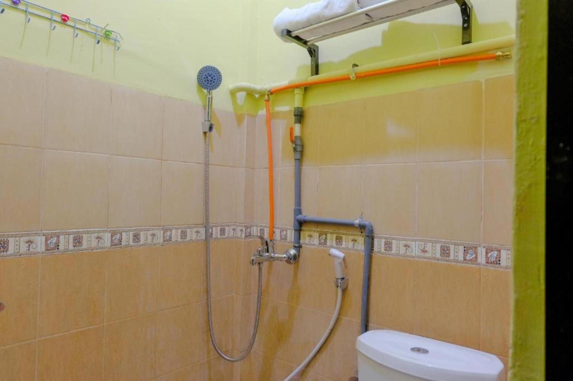 Oyo 1784 Hj. Aniek Hotel