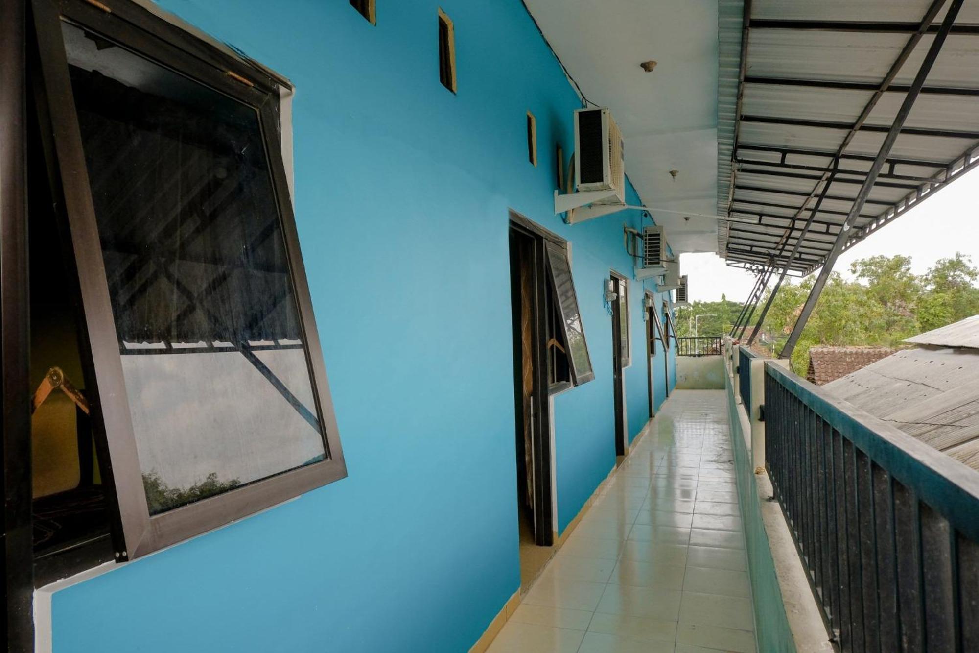 Hotel Oyo 1784 Hj. Aniek