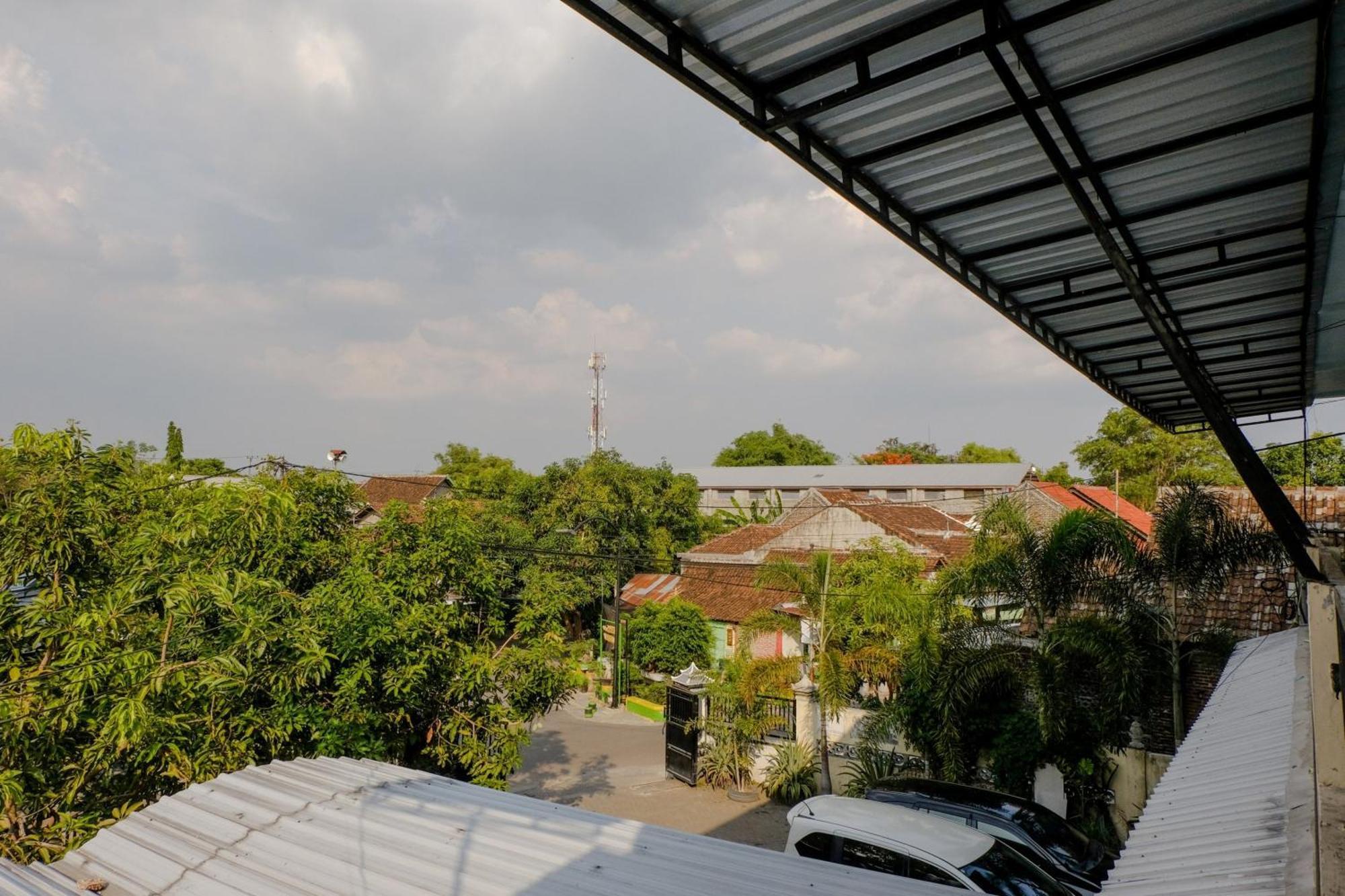 Oyo 1784 Hj. Aniek Hotel 2*